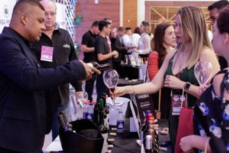 Degustação de vinhos em feira internacional.