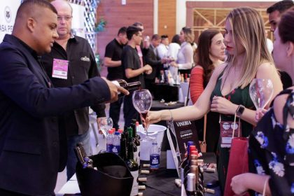 Degustação de vinhos em feira internacional.