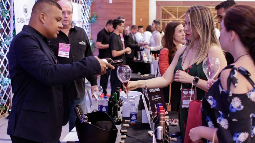 Degustação de vinhos em feira internacional.