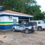 Delegacia de Polícia Civil em Manicoré com viaturas estacionadas