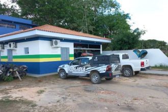 Delegacia de Polícia Civil em Manicoré com viaturas estacionadas