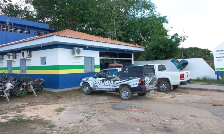 Delegacia de Polícia Civil em Manicoré com viaturas estacionadas