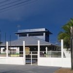 Delegacia de Polícia em Novo Airão, Amazonas. Fachada com muro branco e portão.