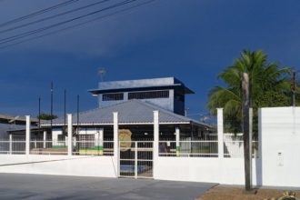 Delegacia de Polícia em Novo Airão, Amazonas. Fachada com muro branco e portão.