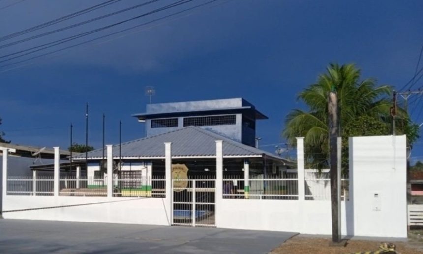 Delegacia de Polícia em Novo Airão, Amazonas. Fachada com muro branco e portão.