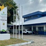 Delegacia de PolÃcia em Parintins, Amazonas, Brasil. Fachada com placa e carros estacionados.