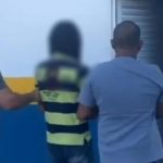 Dois homens acompanham pessoa não identificada. Contexto: abuso infantil.