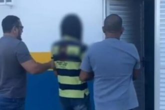 Dois homens acompanham pessoa não identificada. Contexto: abuso infantil.