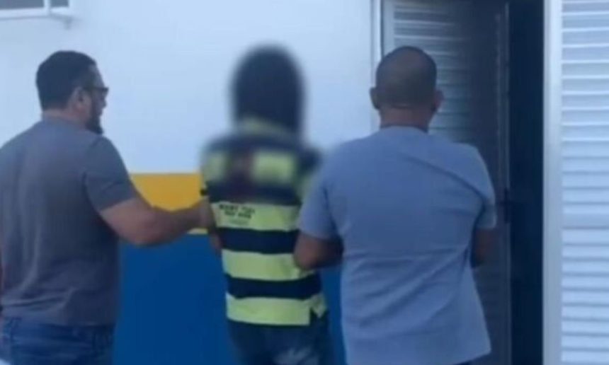 Dois homens acompanham pessoa não identificada. Contexto: abuso infantil.