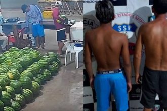 Dois homens presos em frente a um fundo de parede com o logotipo da polícia, e uma pilha de melancias.