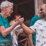 Egydio Schwade cumprimenta homem em documentário sobre a Amazônia.