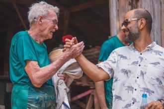 Egydio Schwade cumprimenta homem em documentário sobre a Amazônia.