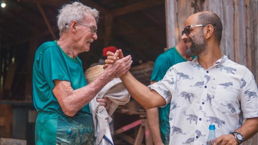 Egydio Schwade cumprimenta homem em documentário sobre a Amazônia.