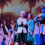 Elenco de 'Aladin' da Nova Igreja Batista em apresentação teatral.