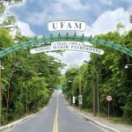 Entrada da Universidade Federal do Amazonas (UFAM) com arco verde e estrada