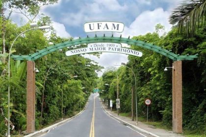 Entrada da Universidade Federal do Amazonas (UFAM) com arco verde e estrada