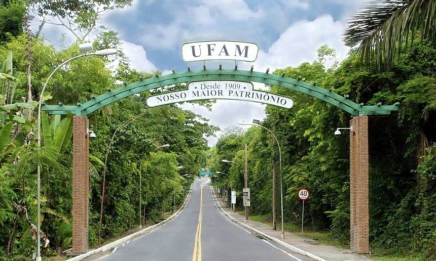 Entrada da Universidade Federal do Amazonas (UFAM) com arco verde e estrada
