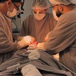 Equipe médica realiza cirurgia para remover tumor da mandíbula