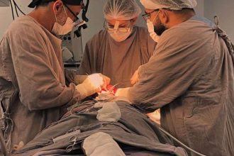 Equipe médica realiza cirurgia para remover tumor da mandíbula