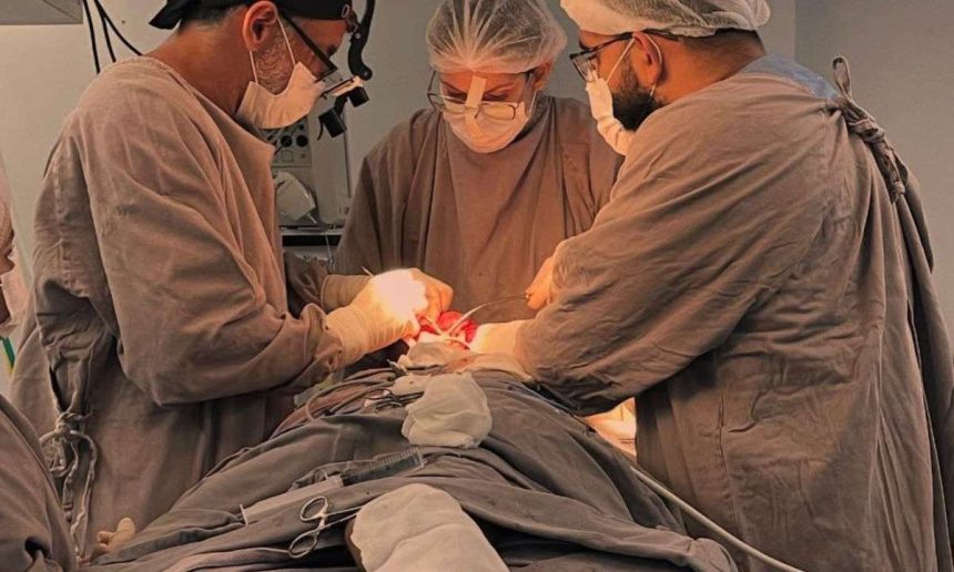 Equipe médica realiza cirurgia para remover tumor da mandíbula