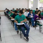 Estudantes fazendo prova em sala de aula na UEA.