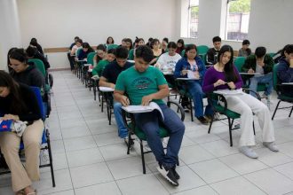 Estudantes fazendo prova em sala de aula na UEA.