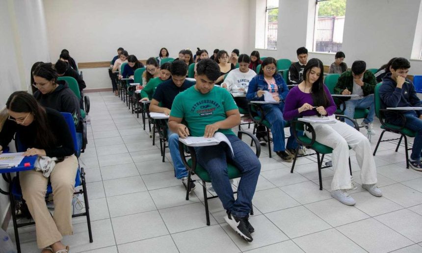 Estudantes fazendo prova em sala de aula na UEA.