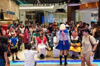 Evento Arraiá Geek no Shopping Ponta Negra, com cosplayers e público.