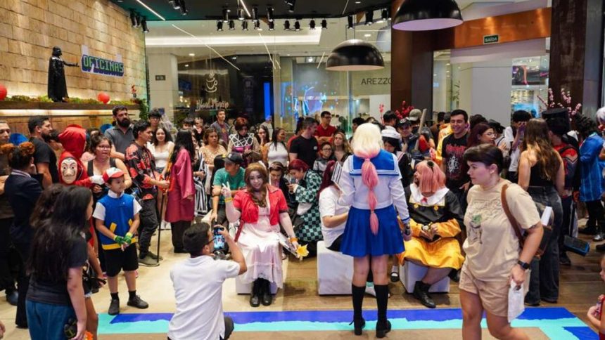 Evento Arraiá Geek no Shopping Ponta Negra, com cosplayers e público.