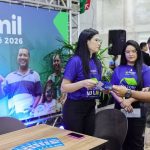 Evento de lançamento de programa habitacional Feirão Amazonas Meu Lar em Manaus, Amazonas. Pessoas interagem em um estande.