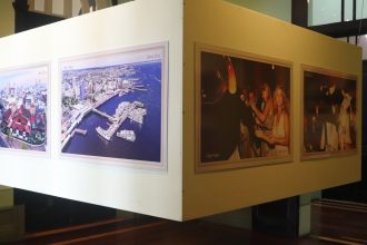 Exposição de fotos de Ismael Neves no Palácio Rio Negro, com fotos de cidades e eventos.
