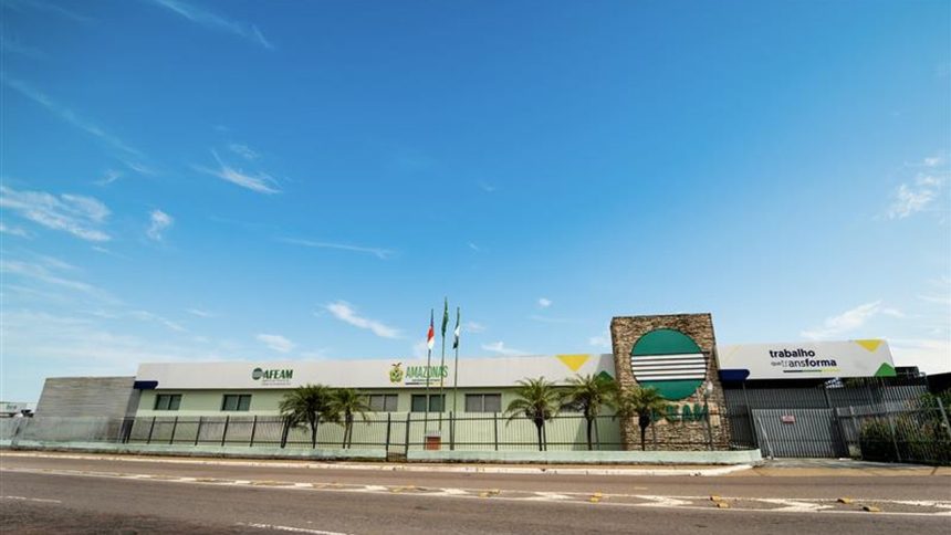 Fachada da AFEAM, prédio com bandeiras e letreiros sob céu azul