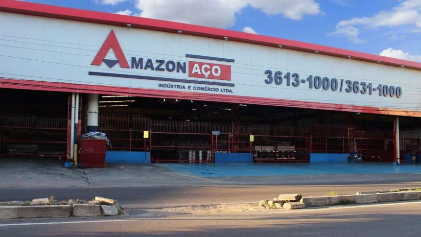 Fachada da Amazon Aço em Manaus, com letreiro e informações de contato.