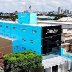Fachada da clínica BioLíder, com destaque para a arquitetura moderna e cores vibrantes, em dia ensolarado.