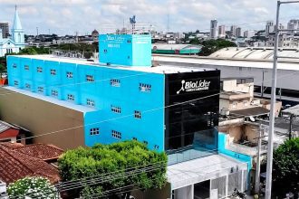 Fachada da clínica BioLíder, com destaque para a arquitetura moderna e cores vibrantes, em dia ensolarado.