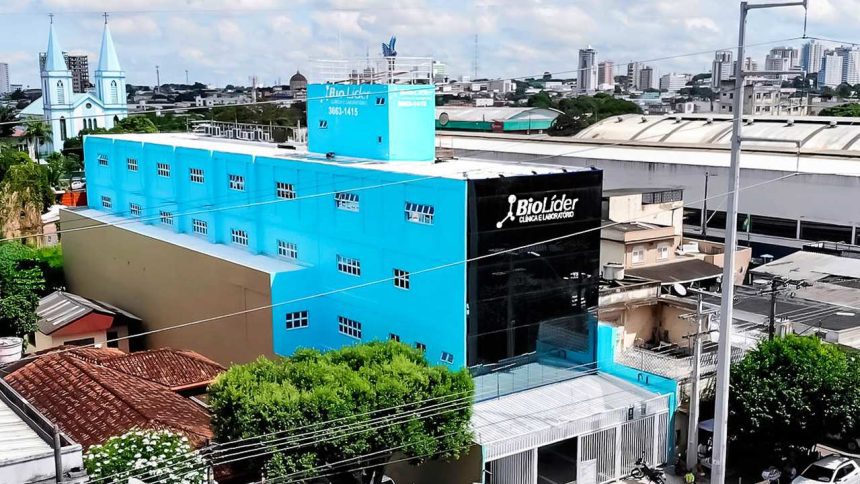 Fachada da clínica BioLíder, com destaque para a arquitetura moderna e cores vibrantes, em dia ensolarado.