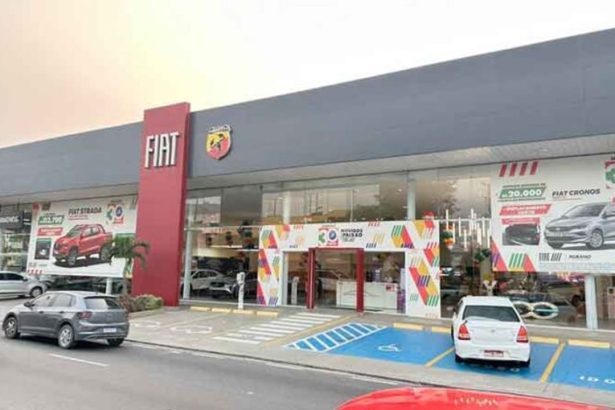 Fachada da concessionária Fiat Murano, com carros e anúncios de ofertas.