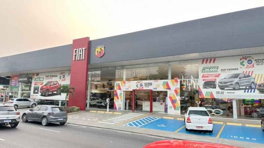 Fachada da concessionária Fiat Murano, com carros e anúncios de ofertas.