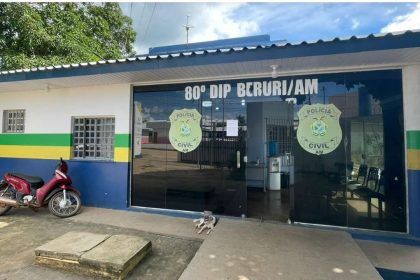 Fachada da delegacia 80º DIP Beruri/AM, com moto estacionada e placa da Polícia Civil.