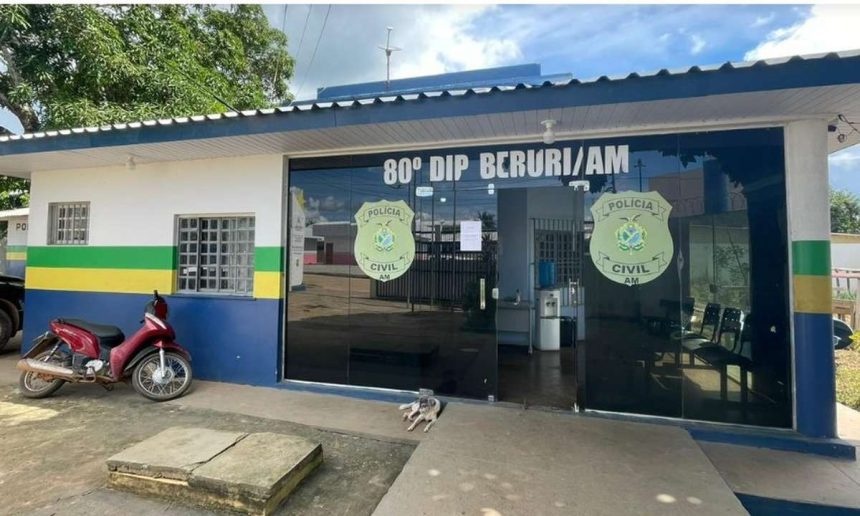 Fachada da delegacia 80º DIP Beruri/AM, com moto estacionada e placa da Polícia Civil.