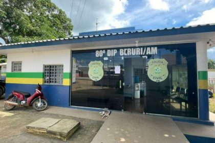 Fachada da delegacia da Polícia Civil de Beruri/AM com moto estacionada e logo da Polícia Civil