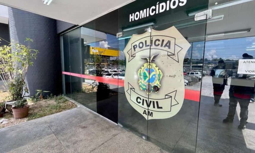 Fachada da Delegacia de Homicídios com símbolo da Polícia Civil do Amazonas.