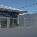 Fachada da Delegacia de Tapauá, com o nome e o distintivo da polícia visíveis.