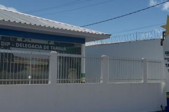 Fachada da Delegacia de Tapauá, com o nome e o distintivo da polícia visíveis.