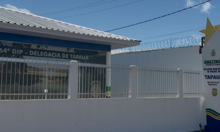 Fachada da Delegacia de Tapauá, com o nome e o distintivo da polícia visíveis.