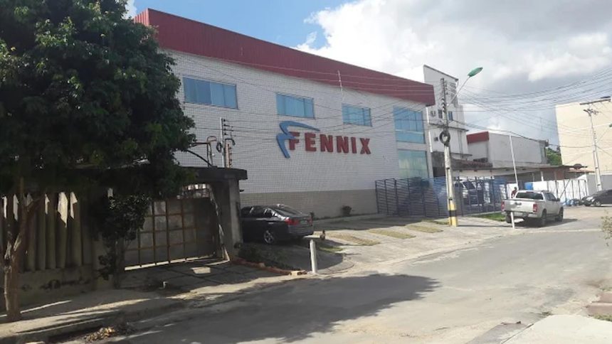 Fachada da distribuidora Fennix em Manaus, com carro estacionado e céu nublado.