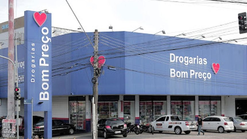 Fachada da Drogarias Bom Preço em Manaus, com letreiro e carros estacionados.