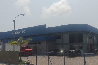 Fachada da empresa Novatec em Manaus, indústria de plásticos.