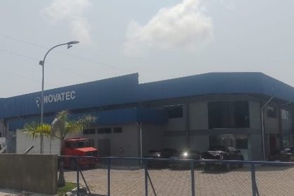 Fachada da empresa Novatec em Manaus, indústria de plásticos.