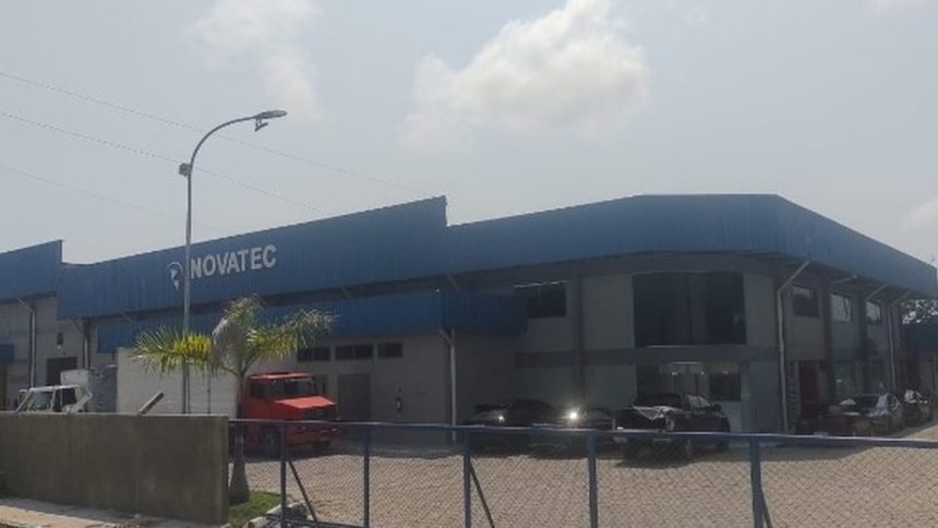 Fachada da empresa Novatec em Manaus, indústria de plásticos.
